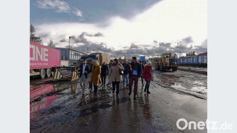 Die Delegation der OTH Amberg-Weiden zeigt sich auf dem Gelände der Ziegler Logistik in Wiesau beeindruckt von der Firmengeschichte des Familienunternehmens mit Sitz in Plößberg/Betzenmühle. Bild: tr