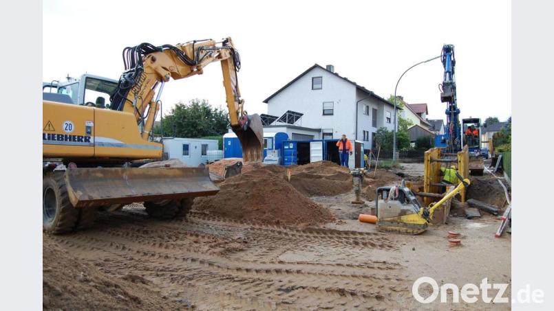 Gemeinden haben es oft nicht geschafft, Erschließungsstraßen zeitnah während oder nach Entstehung des zugehörigen Baugebiets endgültig herzustellen und damit auch abzurechnen. Das schafft jetzt Probleme, die unter dem Stichwort „Strebs“ diskutiert werden. Bild: exb