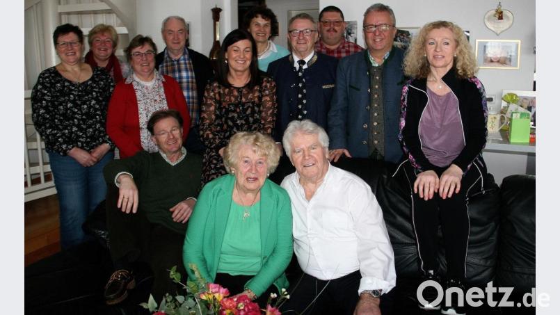 Vor wenigen Tagen feierte Sonja Schatzberger (vorne in der Mitte) ihren 80. Geburtstag. Es gratulierte Ehemann Anton (rechts), die Familie, ebenso auch Freunde und Verwandte. Die Glückwünsche der Gemeinde überbrachte Bürgermeister Toni Dutz (2. von rechts). Bild: wro