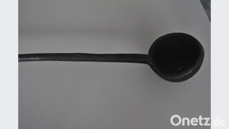 Glühend heißes flüssiges Glas wurde mit dieser Schöpfkelle getragen. Nach dem Abkühlen von über 1400 °C konnte darin eine deftige Glasmacher-Brotzeit gebraten werden. Bild: hba