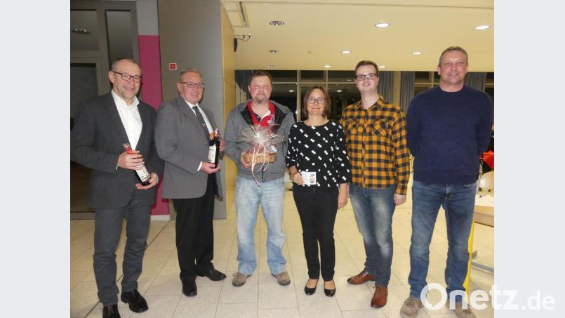 Kleine Präsente gibt es für (von rechts) Hausmeister Udo Drechsler, Harald Wagner und Uta Nürnberger von der Verwaltung sowie Markus Winkler vom Bauhof, die maßgeblich an der für die Vorbereitung der Bürgerversammlung beteiligt waren. Dank gilt auch den Bürgermeister-Stellvertretern Karl Lorenz und Klaus Lehl (von links), die für ihn viele Abendtermine übernehmen. Bild: rn