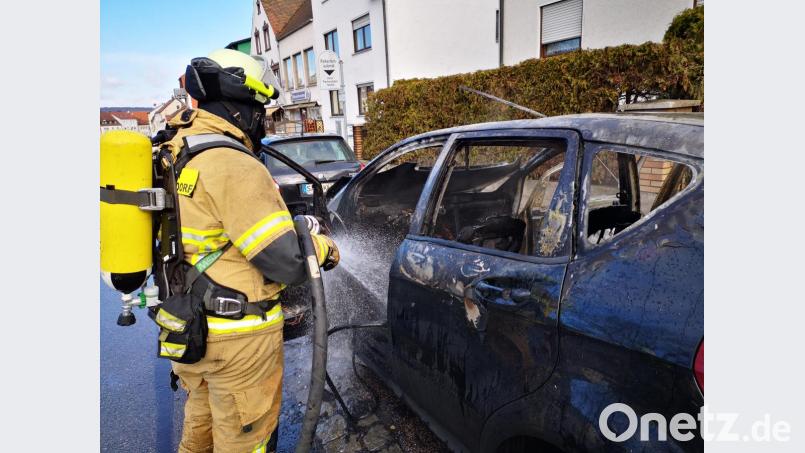 Der Mercedes erlitt durch das Feuer Totalschaden, die Schwandorfer Wehr löschte den Brand. Bild: Thomas Dobler