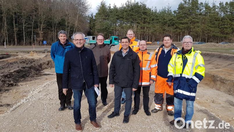 Bürgermeister Harald Bemmerl (Zweiter von links) und weitere Offizielle stellten am Montag die Baumaßnahme in Steinberg am See vor. Die Abbiegespur von der Industriestraße zu In der Oder wird verbreitert. Bild: Christopher Dotzler