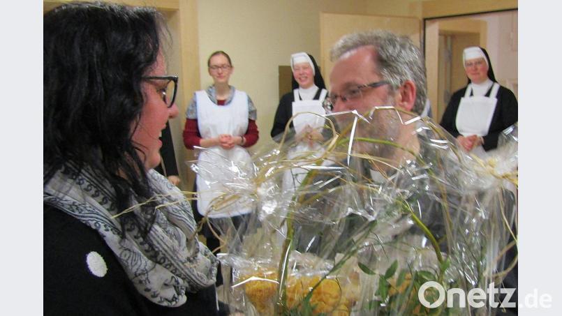 Übergabe des Geschenkkorbs an Pfarrer Markus Wittal durch die Dekanatsratsvorsitzende Sonja Schwemmer Bild: sck