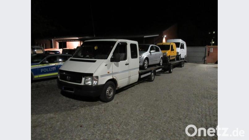 Der Autotransporter im Hof der Polizeiinspektion Amberg. Bild: Polizei