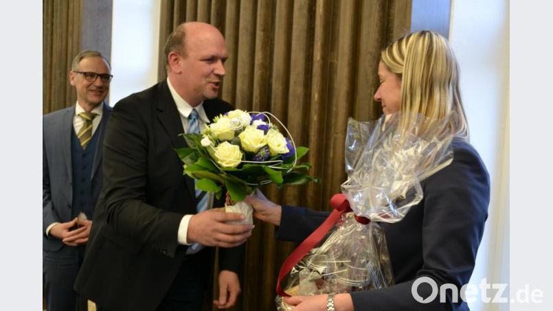 Einen Blumenstrauß überreichte CSU-Fraktionssprecher Andreas Riedl an die ausgeschiedene CSU-Stadträtin Annette Spreitzer-Hochberger. Bild: pz