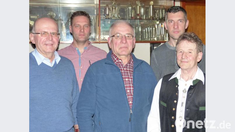 Der neue Jagdvorsteher mit Stellvertreter und die ausscheidenden Mitglieder (von links): Alfred Gilch), Matthias Götz, Anton Lorenz, Michael Müller und Johann Schlegl. Bild: hme