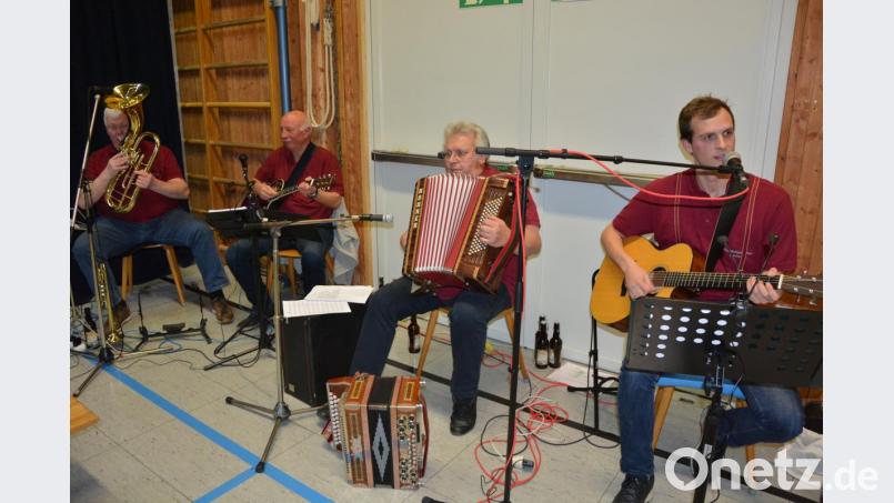 Sorgten für die Einstimmung: die Pechlattenfixner Dorfmusikanten unter der Leitung von Markus Böx (rechts). Bild: jr