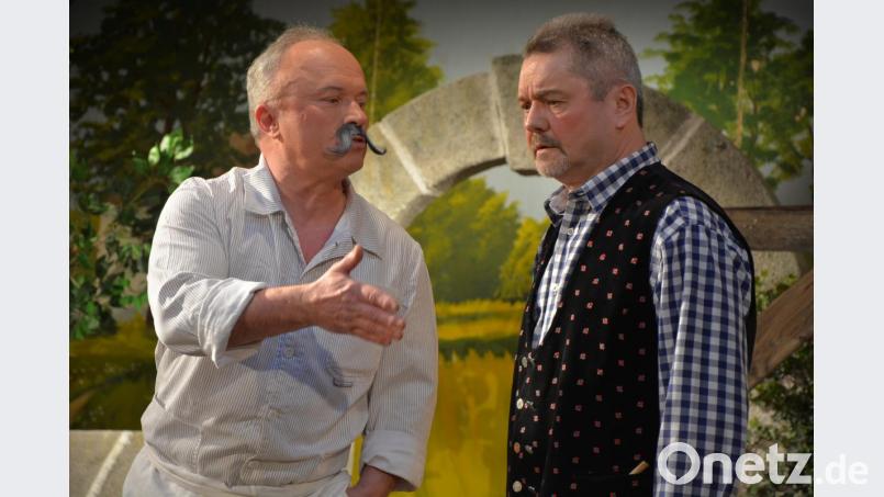 Anton Krisch (links) und Kunibert Reiß überzeugten in ihren Rollen als konkurrierende Zwillinge. Bild: jr