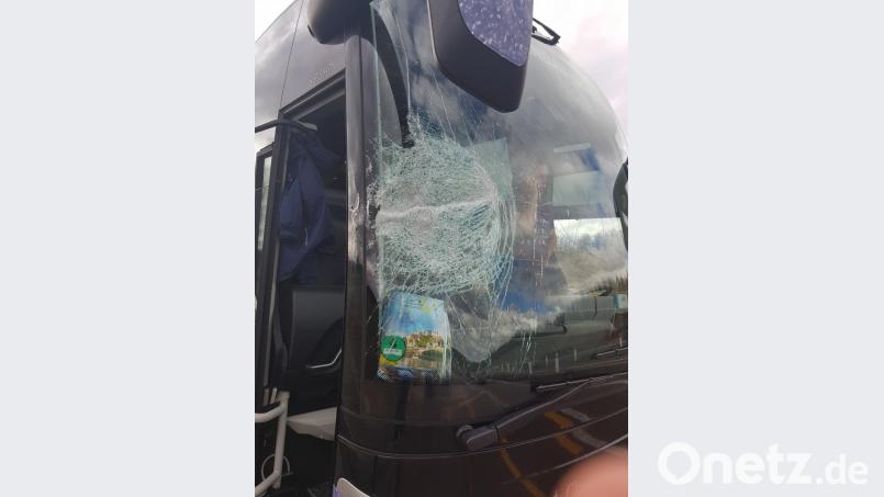 Schreckmoment auf der Autobahn: Während der Fahrt zum Oberliga-Spiel in Weiden schlug ein vom böigen Wind verwehtes Verkehrszeichen in der Frontscheibe des Lindauer Mannschaftsbusses ein. Bild: exb