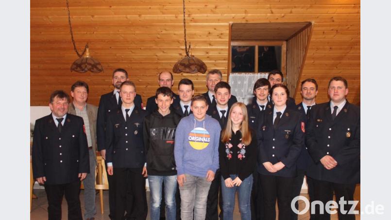 Die Feuerwehr-Führungsspitze und Zweiter Bürgermeister Andreas Altmann würdigten die Leistungen der Mitglieder. Im Bild von links Vorsitzender Anton Pösl, Zweiter Bürgermeister Andreas Altmann, Johann Lettner, Sebastian Müller, Martin Birner, Fabian Schatz, Tobias Schatz, Hannes Gschrey, Gerhard Gschrey, Nico Pösl, Evi Pösl, Florian Passler, Milena Sporrer, Julian Gschrey, Dominik Kräuter und Dominik Dorner. Bild: exb