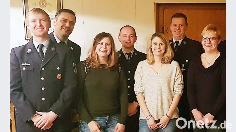 Die Zukunft der Zirkendorfer Wehr ist gesichert, vor allem auch durch das Engagement von Frauen. In der Jahreshauptversammlung werden fünf Neumitglieder vorgestellt.Auf dem Bild (von links) stellvertretender Vorsitzender Manuel Gundel, Vorsitzender Gerhard Schindler, Carina Kraus, Adjutant Patrik Fischer, Sarah Kraus, Kommandant Hubert Linhardt und Yvonne Trenz. Bild: ü