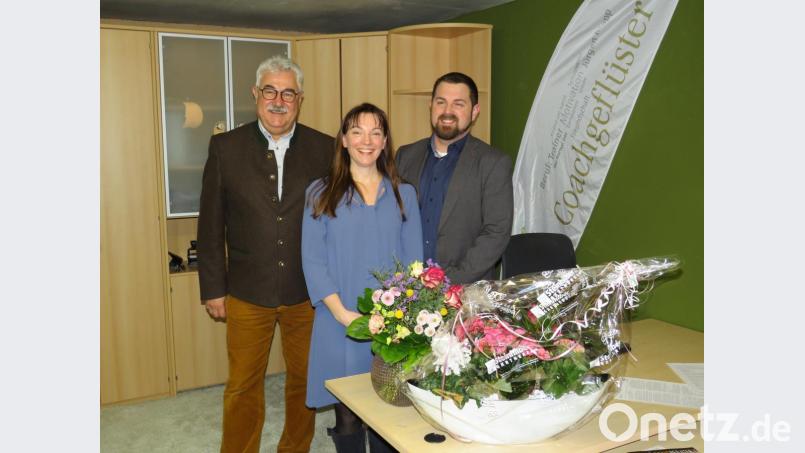 Bürgermeister Ruppert Troppmann (links) und SPD-Ortsvorsitzender Sebastian Dippold (rechts) gratulieren Miriam Pöllath zur Geschäftseröffnung mit Blumen. Bild: adj