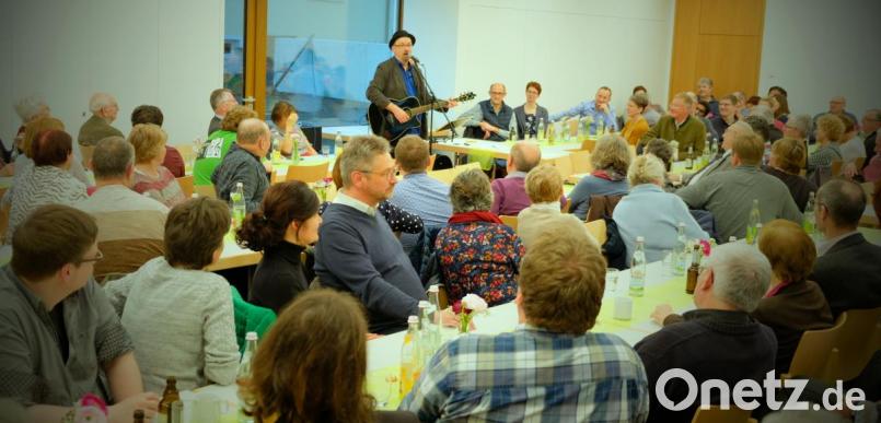 Im vollbesetztem &quot;Pfoaheim&quot; tritt der oberpfälzer Liedermacher Hubert Treml als erster Künstler auf. Bild: mab