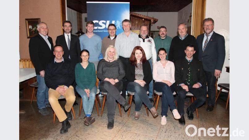 Marina Hirnet (sitzend, Dritte von rechts) kann auf die Unterstützung von Stephanie Stahl (links daneben) und Oswald Hamann (sitzend, rechts) als Stellvertreter bauen. Das Engagement des CSU-Ortsverbandes lobt Landtagsabgeordneter und Kreisvorsitzender Stephan Oetzinger (stehend, Zweiter von links). Bild: pi