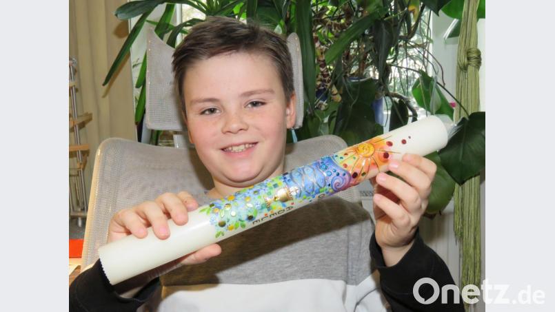 Fertig: Maria Heinrichs Sohn Gabriel ist stolz auf seine selbst gemachte Kerze. Bild: ubb