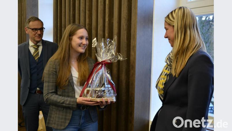 Andrea Wurm bedankte sich bei Annette Spreitzer-Hochberger für die kooperative Arbeit in den vergangenen Jahren mit einem Geschenk. Bild: pz