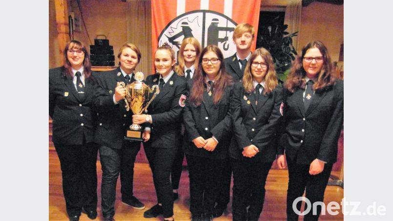 Die Jugendgruppe der Waldecker Wehr präsentiert den Wanderpokal vom Jugendleistungsmarsch 2018. Die Trophäe möchte der Nachwuchs auf dieses Jahr wieder mit nach Hause nehmen. Bild: hl
