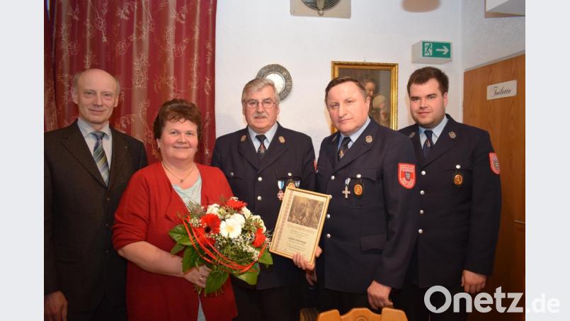 Nach 42 Dienstjahren als erster Kommandant wurde Johann Schönberger (Mitte) zum Ehrenkommandant der Feuerwehr Hohentreswitz ernannt. Der Dank des Vorsitzendem Karl Zenger (Zweiter von rechts) galt auch Ehefrau Brigitte. Seitens der Stadt gratulierte Dritter Bürgermeister Hubert Betz (links). Die Nachfolge von Johann Schönberger trat sein Sohn Tobias Schönberger (rechts) an, der zum ersten Kommandanten gewählt worden ist. Bild: bnr