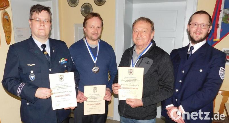 Schießwart Andreas Hummer ehrt mit Franz und Gerd Zetlmeisl sowie Marcus Köppel (von rechts) die besten Schützen bei der Vereinsmeisterschaft mit dem KK-Gewehr. Bild: hai
