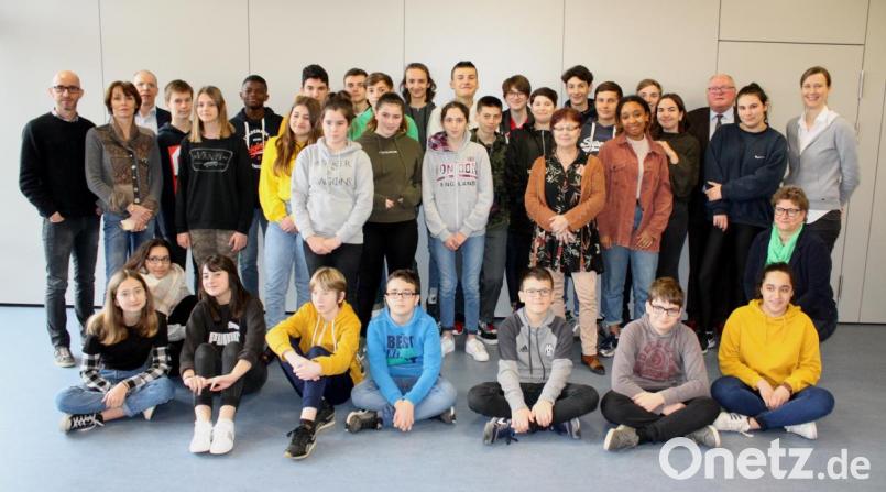 Die 29 Schüler aus der südwestfranzösischen Stadt Arveyres wurden zusammen mit ihren Lehrkräften von Bürgermeister Heinz Weigl (Dritter von rechts) und Schulleiter Ludwig Pfeiffer (Dritter von links) willkommen geheißen. Bild: lg