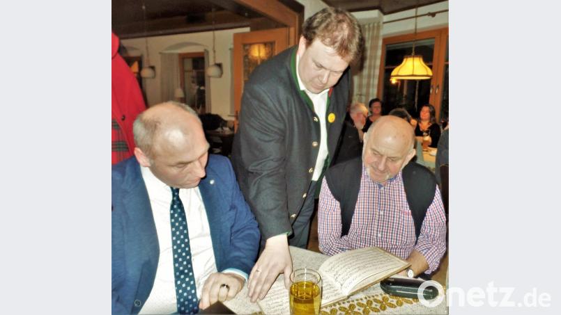 180 Jahre alt und immer noch gut lesbar, das „Ländlerbuch“ des Kohlberger Volksmusikers Christoph Haberländer. Bezirksheimatpfleger Dr. Tobias Appl (Mitte) präsentiert hier das wertvolle Stück zweitem Bürgermeister Gerhard List (links) und einem Besucher aus Georgenberg. Bild: jml