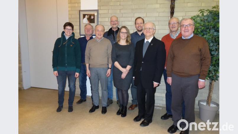 Michael Kippes (Vierter von rechts) ist neuer Kirchenpfleger der Katholischen Kirchenverwaltung St. Georg in Neustadt/WN. Bild: exb