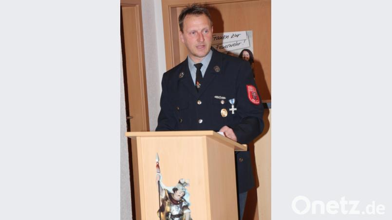Vorsitzender Herbert Tretter informiert die Anwesenden über die aktuellen Entscheidungen im Verein. Bild: rpp