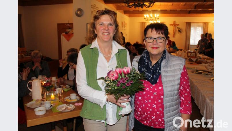 Mit Blumen bedankte sich Marita Kuchenreuther (rechts) bei der Heilpraktikerin Hildegard Kern aus Nagel für den kurzweiligen Vortrag. Bild: soj