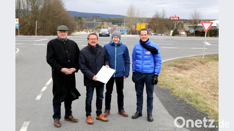 Es geht voran mit einer kreuzungsfreien Auf- und Abfahrt zur B 22 in Erbendorf. Auf dem Bild Bürgermeister Hans Donko (Zweiter von links) mit (von links) Henner Wasmuth und Gerhard Kederer vom Staatlichen Bauamt Amberg und Bundestagsabgeordnetem Albert Rupprecht. Bild: njn