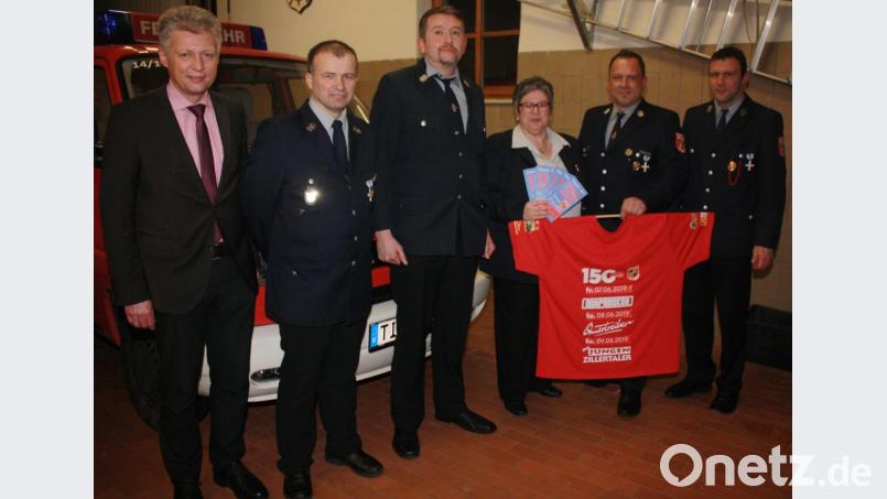 Im Juni plant die Feuerwehr ein Fest zum 150-jährigen Bestehen. Die Vorbereitung war auch Thema der Jahresversammlung. Zudem wurden der 2. Vorsitzende und der Zeugwart neu gewählt. Im Bild (von links): Bürgermeister Lothar Müller, Zeugwart Günter Betz, 2. Vorstand Stefan Bernreiter, Vorsitzende Johanna Warawko, Festleiter Marcus Fritsch und Thomas Wittmann. Bild: lk