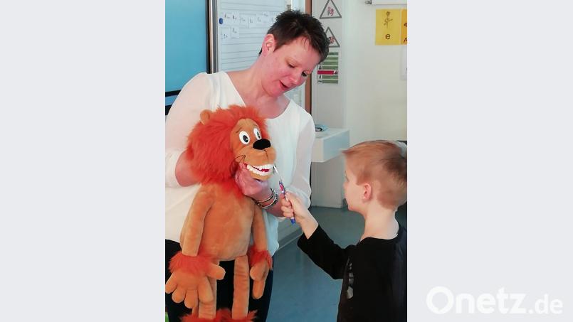 Nachdem Zahnärztin Nordmann die KAI-Methode erklärt hatte, fiel den Erstklässlern das Zähneputzen beim Maskottchen Dentulus kinderleicht. Bild: jpl