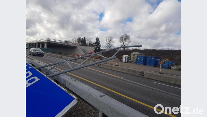 Schreckmoment auf der Autobahn: Während der Fahrt zum Oberliga-Spiel in Weiden schlug ein vom böigen Wind verwehtes Verkehrszeichen in der Frontscheibe des Lindauer Mannschaftsbusses ein. Bild: exb