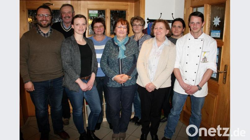 Maria Bauer baut auch nach den Wahlen im „Goldenen Stern“ auf eine gute Mannschaft. Im Bild (von rechts): Wolfgang Lindner, Susanne Prockl, Maria Bauer, Berta Höcht, Rita Wildenrother und Jutta Bork. Burgbeauftragter Matthias Grundler, zweiter Bürgermeister Bernhard Schuller und Stephanie Wenisch (von rechts) gratulierten zu den Ernennungen. Bild: wro