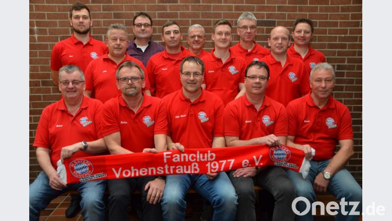 Stolz präsentieren sich die neugewählten Mitglieder des FC-Bayern-Fanclubs, nachdem der Rekordmeister am Samstag wieder die Tabellenspitze eingenommen hat. Vorsitzender bleibt weiterhin Josef Maier (vorne, Mitte). Bild: dob