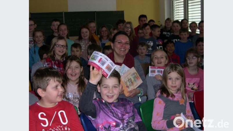 Autorin Corinna Wallner (Mitte) gab den Schülern der Grundschule Winklarn-Thanstein Einblick in ihre Arbeit. Bild: amö