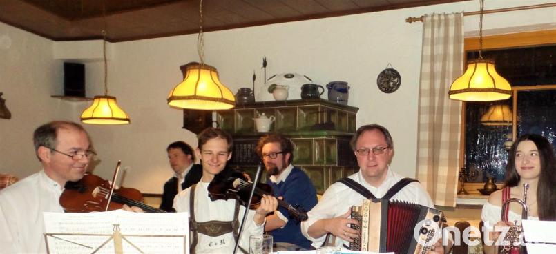 Die „7gscheitn und Freunde“ sorgen im Gasthaus Frieser für einen gelungenen Abend mit bodenständiger Volksmusik. Franz Maier (vorne, links) hat die Stücke in der „Neuen Folge“ der Reihe „Volksmusik aus der Oberpfalz“ bearbeitet und sorgte als Ansager mit seinem erfrischenden Humor für viele Lacher bei den Besuchern. Auch Bezirksheimatpfleger Dr. Tobias Appl (hinten, links) und Stellvertreter Florian Schwemin haben Spaß an der Präsentation. Bild: jml