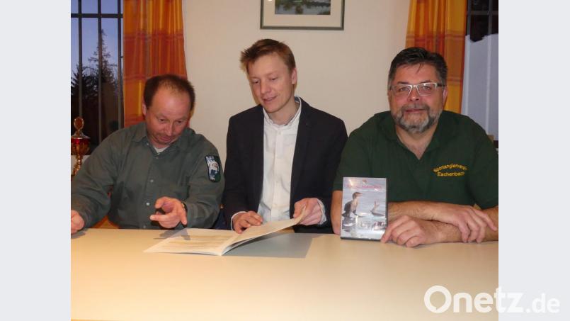Über das Kormoran-Management klärt Tobias Küblbeck (Mitte) bei der von Martin Schusser (rechts) und Günter Ring, den Vorsitzenden der Eschenbacher Sportangler, organisierten Informationsveranstaltung auf. Bild: rn