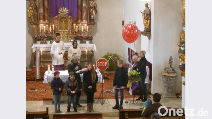 Der Familiengottesdienst in Wurz kommt bei den Gläubigen an. Bild: tok