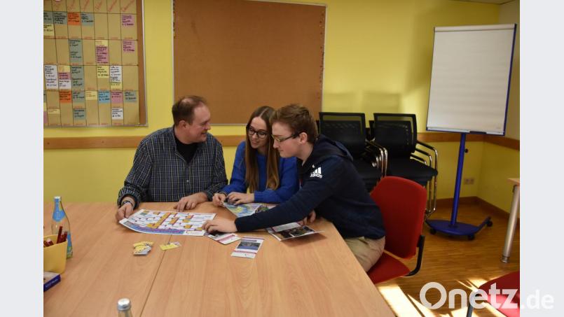 Diakon Thomas Vitzthum, Praktikantin Stefanie Weise und der Vorsitzende der Dekanatsjugendkammer, Timmy Schlesinger (von links), unterhalten sich über das neue Jahresprogramm. Bild: pwrl