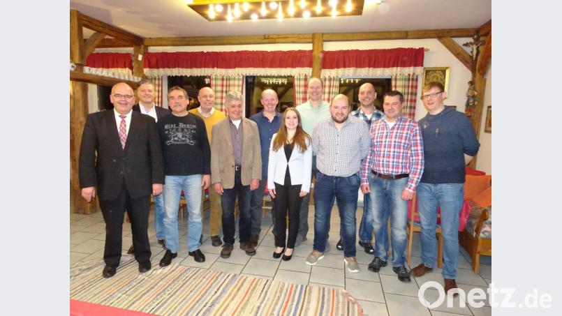Der TSV Neualbenreuth hat einen neuen Vorsitzenden: Manfred Bauer (Sechster von links) übernimmt den Posten von Rainer Ott (Zweiter von links). Bürgermeister Klaus Meyer (links) dankte dem neuen Team für das Engagement. Von links: Rudi Maske, Albert Köstler, Lorenz Hebert, Franziska Maier, Andreas Rosner, Daniel Grillmeier, Jürgen Heinl, Christian Hebert und Martin Maier. Bild: rti