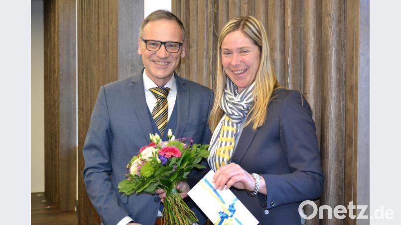 Mit einem Geschenk und mit Blumen dankte Bürgermeister Bernd Sommer Annette Spreitzer-Hochberger für ihre Arbeit im Stadtrat; einen weiteren Blumenstrauß überreichte CSU-Fraktionssprecher Andreas Riedl. Bild: pz