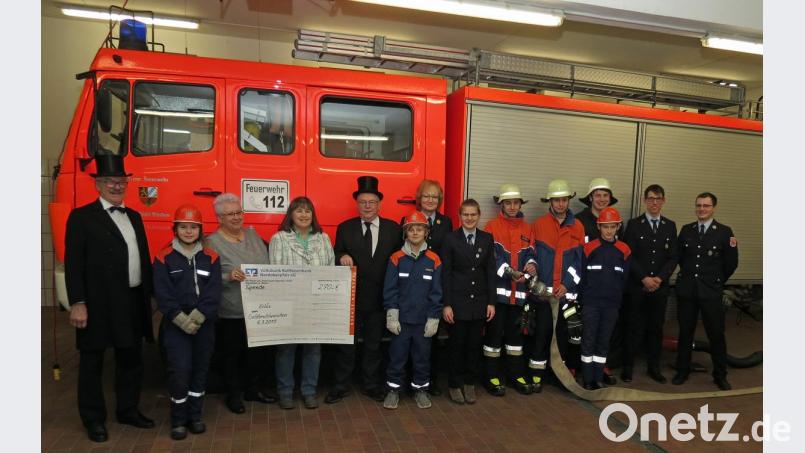 Erst wurden die Geldbeutel ausgewaschen, dann tauchten 270 Euro vom Stammtisch der Höslbräu-Schänke zur Freude der Jugendfeuerwehr Rothenstadt in deren Kasse auf. Bild: Dobmeier