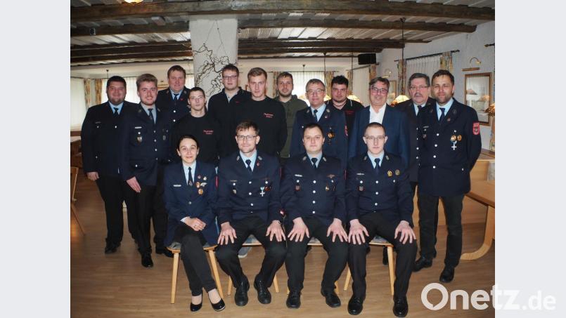 Der Verwaltungsrat der FFW mit (vorne von l.) Financier Manuela Bösl, 1. Vorsitzenden Jürgen Bösl, 2. Vorsitzenden Stefan Schönberger, Schriftführer Christian Mösbauer, neu gewählten und bewährten Mitgliedern. Bild: gz