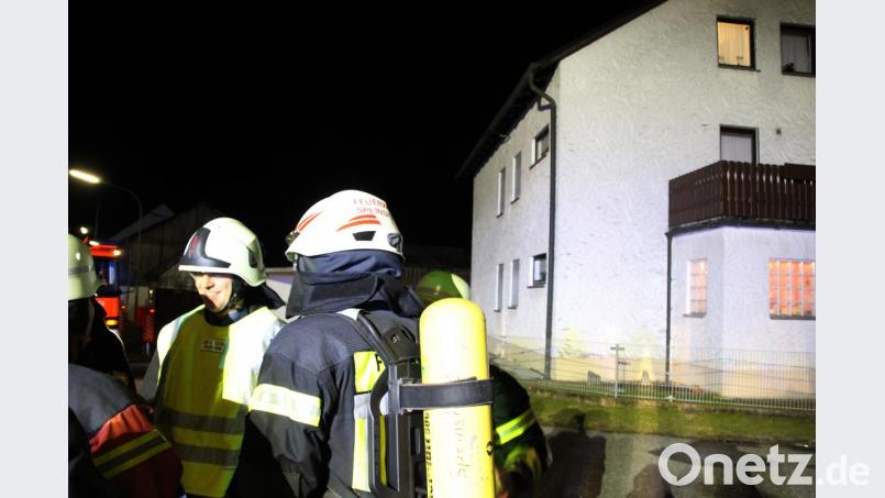 Atemschutzträger vor dem Haus. Bild: jma