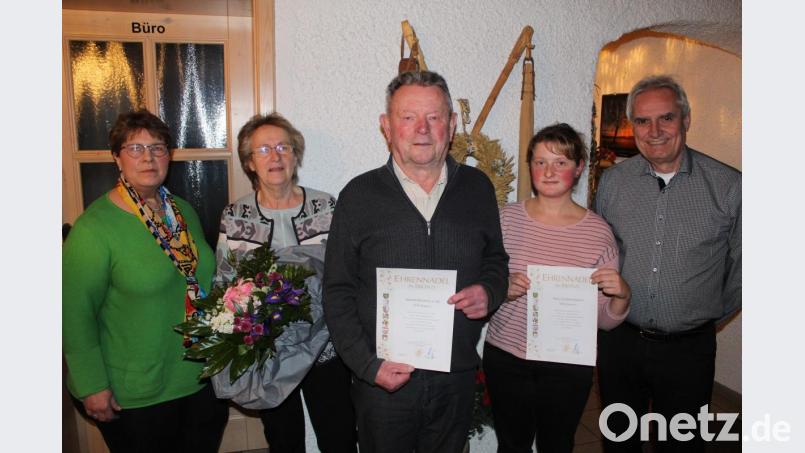 Vorsitzende Inge Geißler (links) und Bürgermeister Manfred Kratzer (rechts) danken Lilly Bayer, Konrad Loibl und Carmen Hecht (Zweite bis Vierte von links) für ihr langjähriges Engagement im Obst- und Gartenbauverein Ebnath. Bild: soj