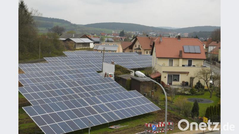 Die Photovoltaik-Anlage in Gärmersdorf liefert schon seit einiger Zeit Strom. Nun soll auch in Köfering eine solche errichtet werden – ebenfalls in Kümmersbruck. Dabei legt Bürgermeister Roland Strehl Wert auf die Planungshoheit der Gemeinde. Bild: exb