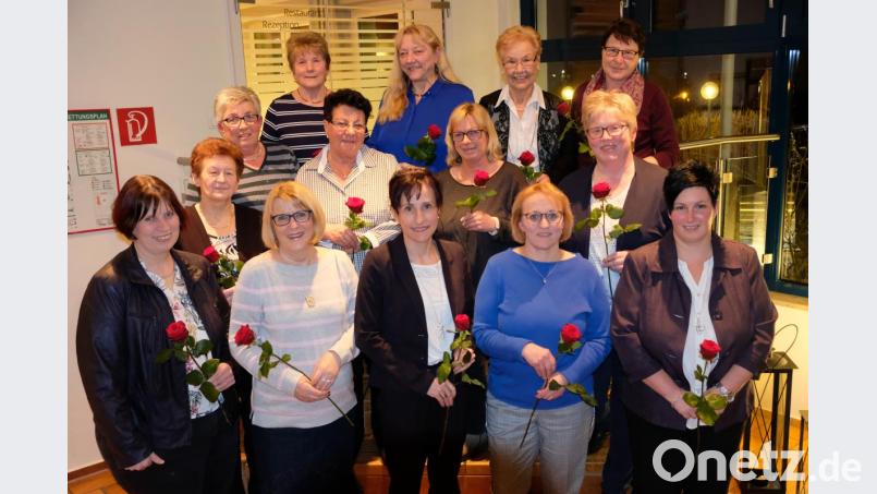 In veränderter Besetzung geht die Frauen-Union Eschenbach in die nächsten Jahre. Neue Stellvertreterinnen der wiedergewählten FU-Vorsitzenden Monika Diertl (vorne, Zweite von rechts) sind Cordula Schrembs, Beate Steinbock (vorne, von links) und Kerstin Lehl (vorne, rechts). Es gratuliert FU-Kreisvorsitzende Tanja Schiffmann (vordere Reihe, Bildmitte). Die roten Rosen waren die noblen Gesten der CSU-Vertreter zum Weltfrauentag. Bild: do