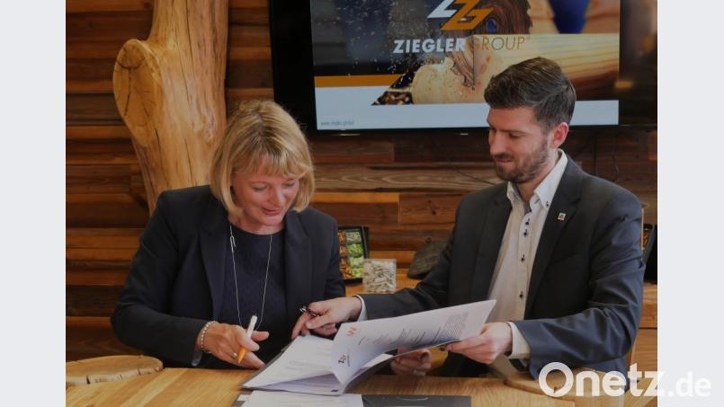 Hochschulpräsidentin Professor Dr. Andrea Klug und Andreas Sandner, Prokurist der Ziegler Group, setzten am Montagnachmittag ihre Unterschrift unter die Kooperationsvereinbarung. Künftig können damit Auszubildende zum Industriekaufmann an der OTH Amberg-Weiden gleichzeitig BWL studieren. Bild: tr