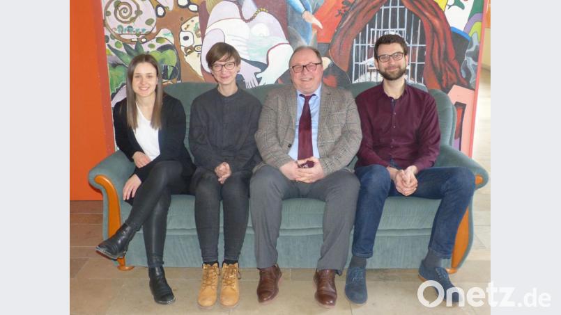 Die Studienreferendarinnen Daniela Saumweber und Christiane Settele (von links) sowie Referendar Florian Micklitz (rechts) begrüßte Oberstudiendirektor Stefan Niedermeier. Bild: exb